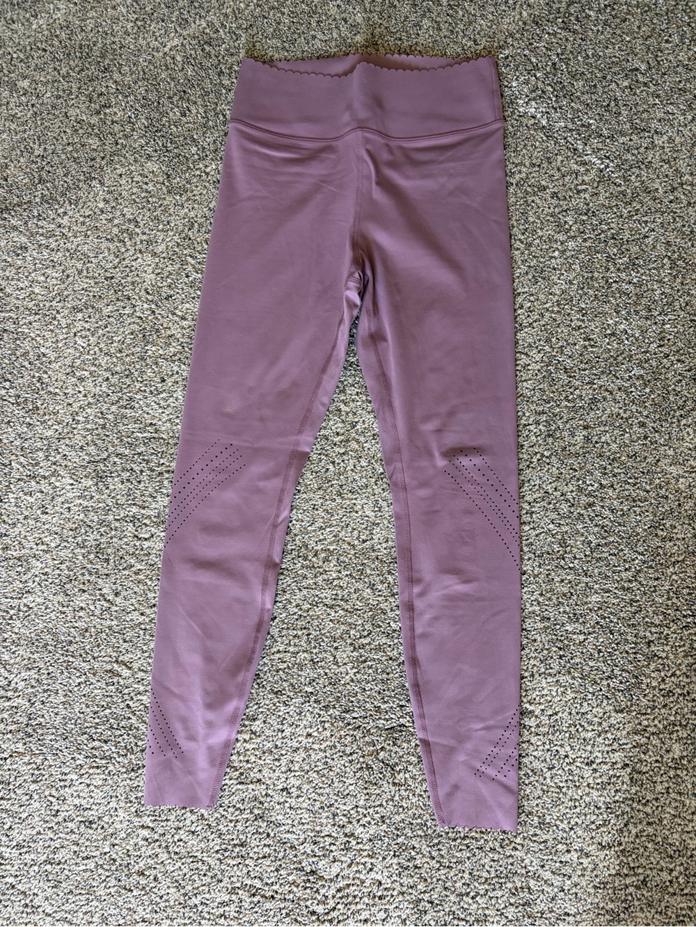 Women’s 7/8 leggings, high rise, light dusty purple color and fun details!